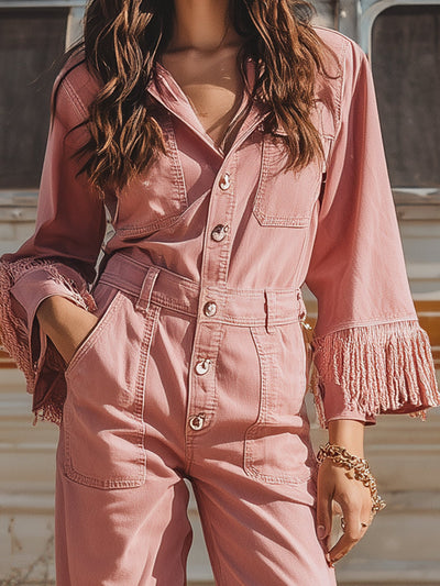 Combinaison rétro western rose avec manches longues, jambes larges et franges.