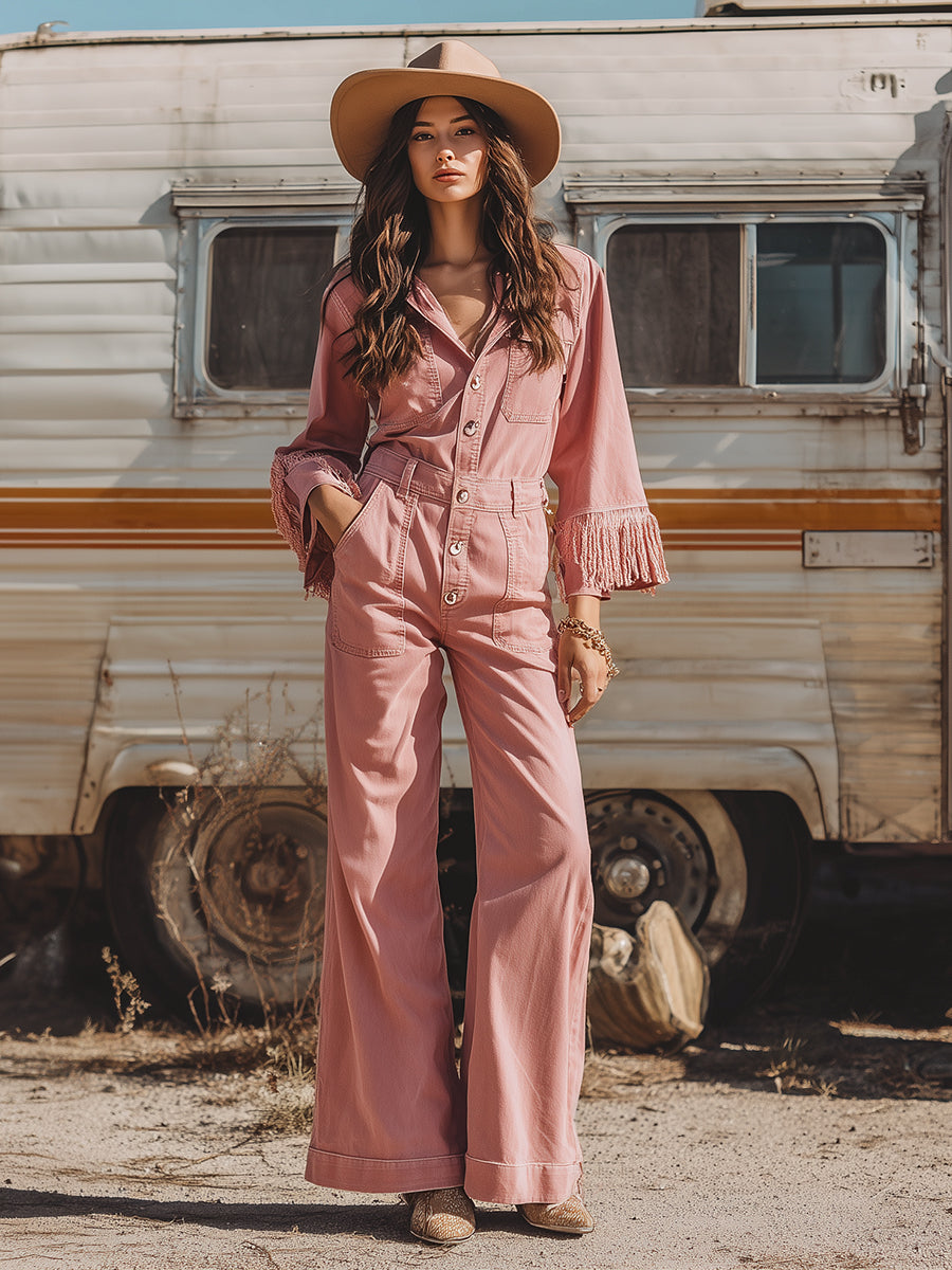 Combinaison rétro western rose avec manches longues, jambes larges et franges.